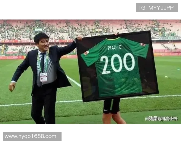 从卖报纸到绿茵场的传奇人生足球明星的奋斗与荣耀 从卖报纸到绿茵场的传奇人生足球明星的奋斗与荣耀