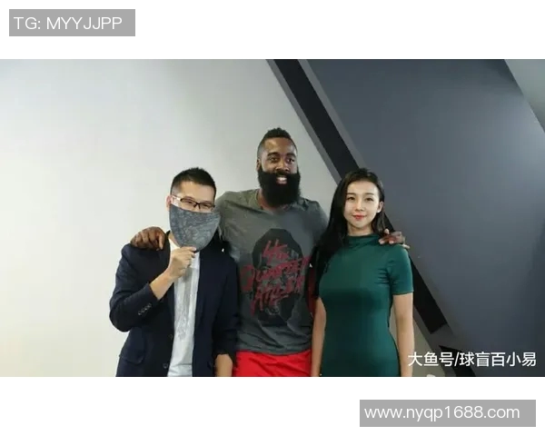 女主播与篮球明星亲密合影展现运动与魅力的完美结合